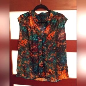 Stunning Daisy Fuentes sleeveless top